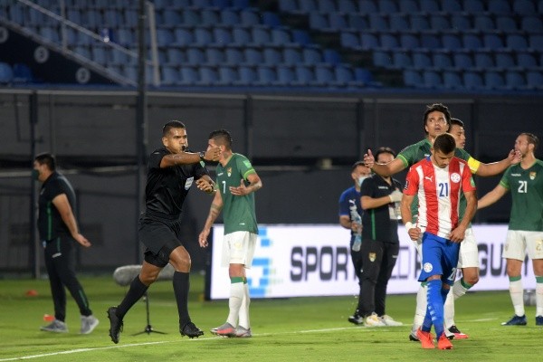 Alexis Herrera estará a cargo del duelo entre Bolivia y Chile. La última opción de ambos en eliminatorias promete un partido de infarto. Foto: Getty Images