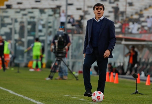 El técnico argentino nacionalizado boliviano es considerado por varios como la gran carta de nuestro fútbol para hacerse cargo de la selección chilena. (Foto: Agencia Uno)