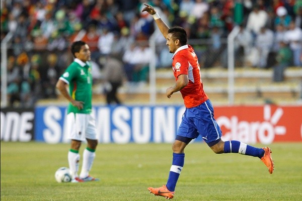 Vidal celebra el último gol que anotó la Roja ante Bolivia en La Paz el 2012.