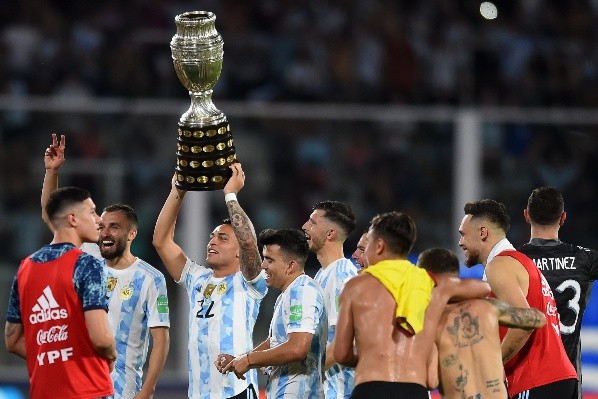 Argentina sacó hasta la Copa América para festejar tras el triunfo ante Colombia en Córdoba. | Foto: Getty Images