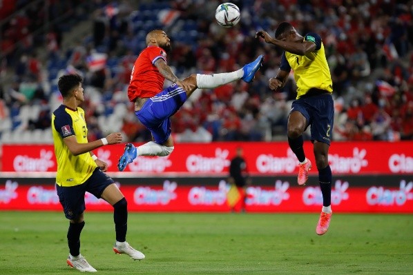 Vidal recibió tres fechas de castigo por una dura patada contra Félix Torres, pero tras apelación de la ANFP se perderá solo dos. Vuelve para enfrentar a Brasil y Uruguay en los dos últimos partidos. (Foto: Agencia Uno)