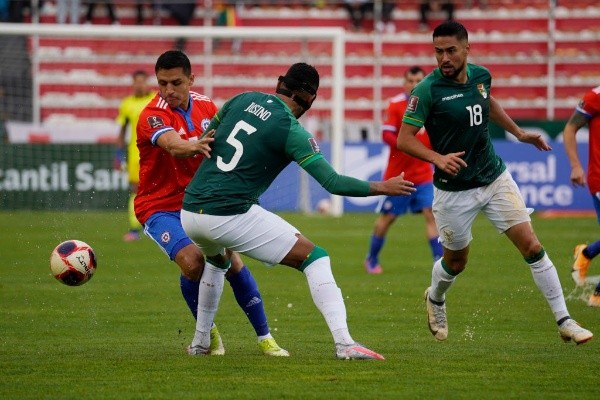 Alexis puso el 0-1 parcial de Chile contra Bolivia con un golazo de tiro libre. (Foto: Getty Images)