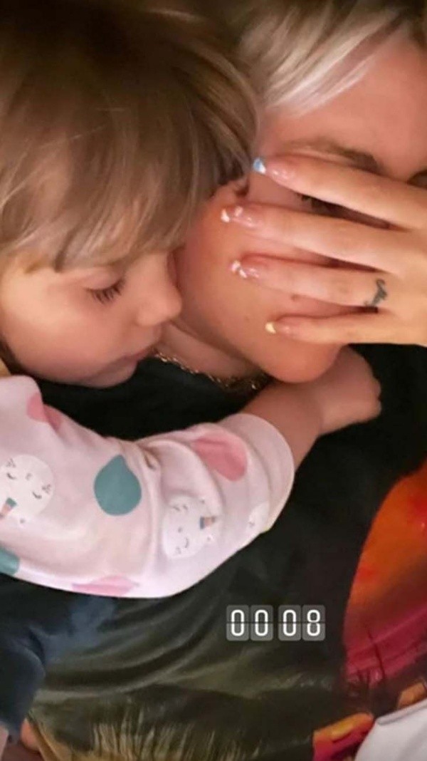 Nara posó con su hija Isabella y sin la alianza de matrimonio en su anular. FOTO: Instagram Wanda Nara.