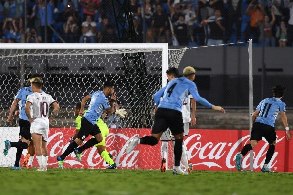 Luis Suárez falló un penal pero el VAR avisó que debía repetirlo y ayudó a su equipo a conseguir una importante victoria. (Foto: Getty)
