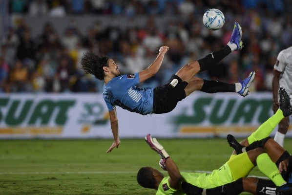 El Matador se despachó un gran gol de chilena para la goleada de la selección uruguaya sobre Venezuela. (Foto: Getty)