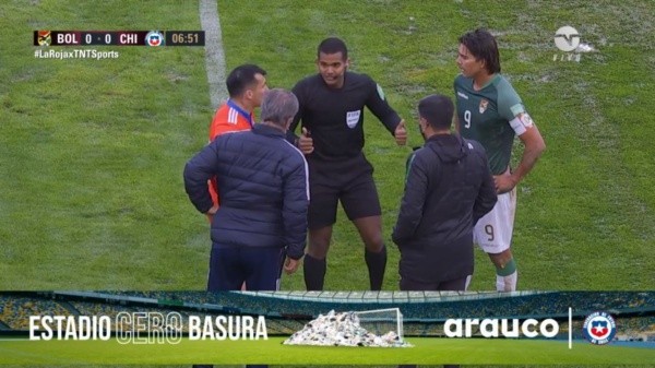 El momento en que el juez del partido les avisa a los jugadores que no está funcionando el VAR.