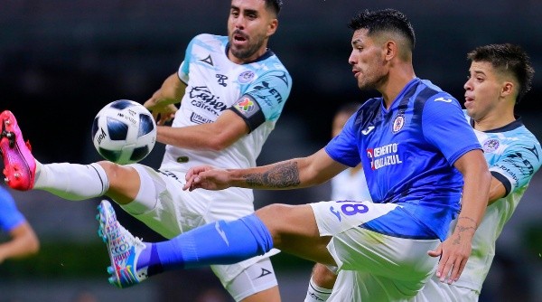 CIUDAD DE MEXICO, MEXICO - JULIO 26: Jesus Zavala y Bryan Colula (D) del Mazatlan disputan el balon con Lucas Passerini () del Cruz Azul durante el juego de la jornada 1 del Torneo GRITA MEXICO Apertura 2021 de la Liga BBVA MX en el Estadio Azteca el 26 de Julio de 2021 en Ciudad de Mexico, Mexico. (Foto: Mauricio Salas/JAM MEDIA)