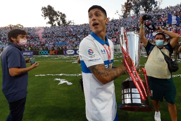 Valber Huerta ganó tres de los cuatro títulos del Campeonato Nacional seguidos que lleva la UC. También levantó tres Supercopas. | Foto: Agencia Uno