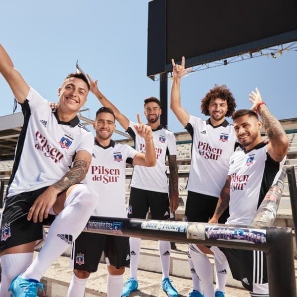Los jugadores de Colo Colo presentando su nueva camiseta.
