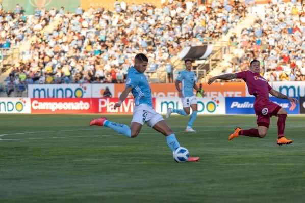 El tiro de Facundo Barceló para anotar el primer gol. Foto: Agencia Uno