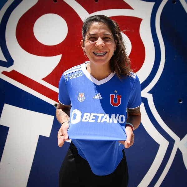 Nueva camiseta femenina de Universidad de Chile.