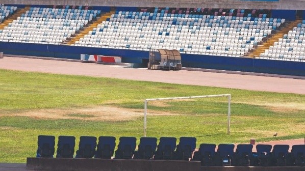 Con pelones, pasto largo y sin agua se encuentra la cancha del estadio donde los Pumas ejercen su localía. (Foto: Gentileza)