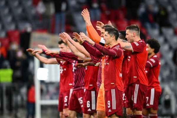 El Bayern festejó junto a sus hinchas una nueva victoria que los acerca a su décimo título seguido de Bundesliga. (Foto: Getty)