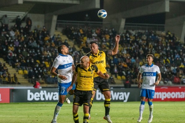 Esteban Paredes volvió al gol en Primera, pero no le alcanzó para evitar la derrota de Coquimbo ante la UC. | Foto: Agencia Uno