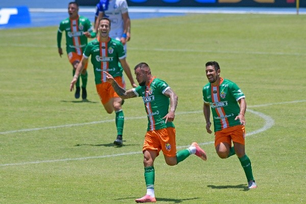 Guillermo Pacheco celebra su gol de tiro libre (Agencia Uno)