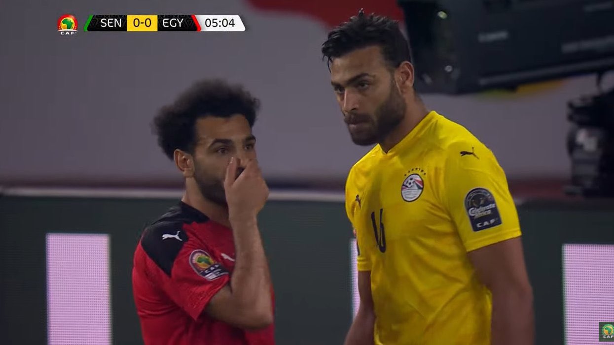 Salah aconsejó a Gabaski dónde lanzarse para tapar el penal de su compañero en Liverpool, Sadio Mané.