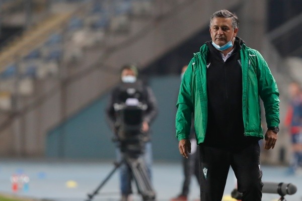 Los últimos clubes que dirigió Ronald Fuentes fueron Santiago Wanderers y Rangers de Talca, y ahora volverá a vestir de verde en Audax Italiano, donde una dolorosa pérdida llegó en la previa de su debut. (Foto: Agencia Uno)
