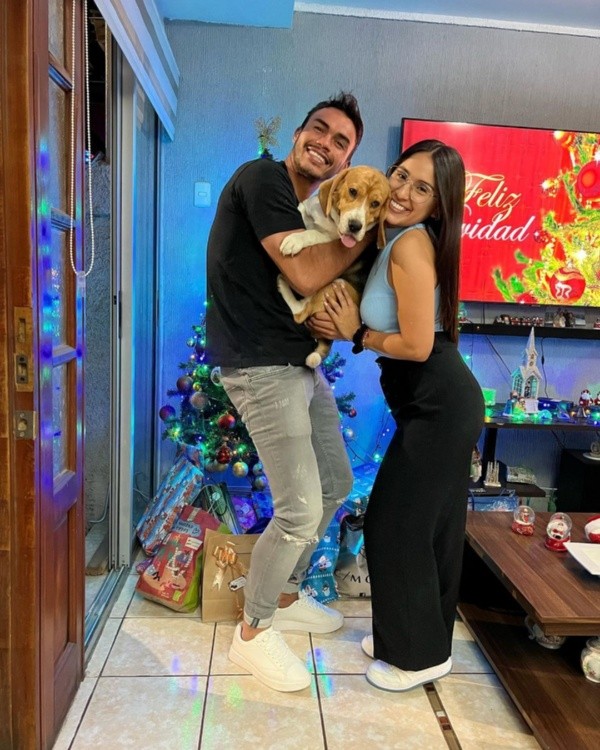 Suazo celebró la Navidad con su perrito y su polola Gabriela (Instagram)