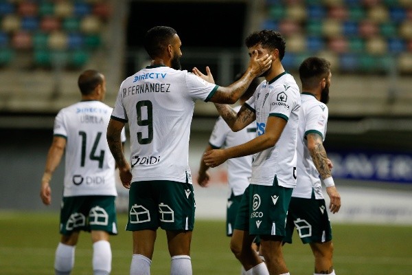 Ronnie Fernández y Daniel González fueron dos de los grandes emblemas con los que Santiago Wanderers intentó salvarse del descenso en 2021, pero no lo consiguieron. (Foto: Agencia Uno)