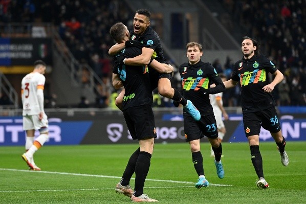 Alexis y Dzeko pelean un puesto en el equipo titular con Lautar (Getty)