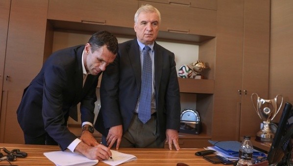 Poyet firmó hasta 2023, pero si los resultados lo acompañan podría extender hasta 2024 para comandar a Grecia en la Euro.