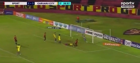 Parragol anotó, pero el juez pitó falta previa.