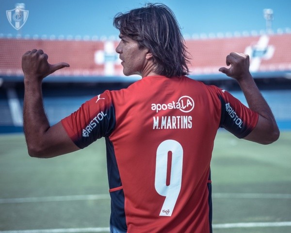 Marcelo Moreno Martins recibió la camseta número 9 de su nuevo club. (Foto: Cerro Porteño)