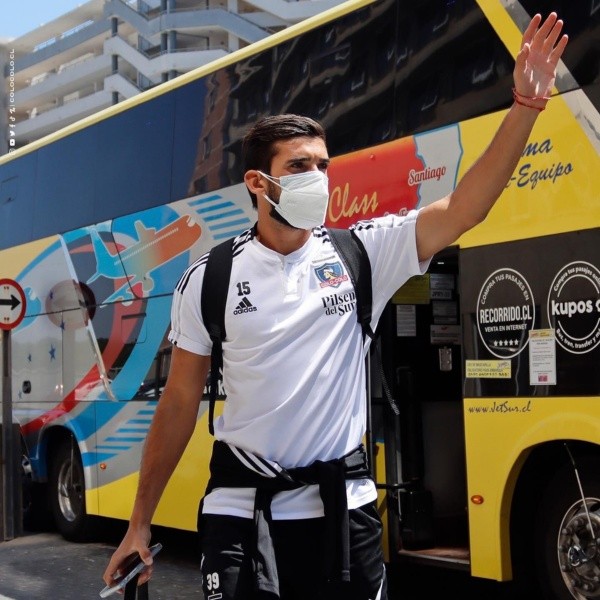 Amor llegó saludando a los hinchas. Foto: Colo Colo