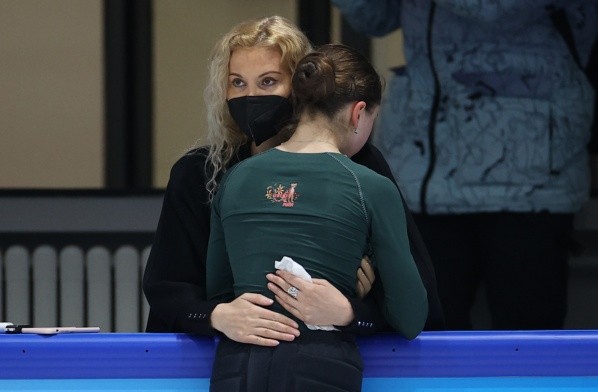 Eteri Tutberidze tuvo que contener con un abrazo a Kamila Valieva ante la incertidumbre de saber si podrá o no seguir compitiendo en los Juegos Olímpicos de Invierno. (Foto: Getty)