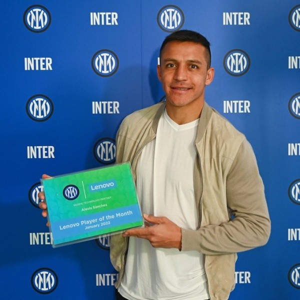 Alexis recibe su premio a mejor del mes (Inter de Milán)