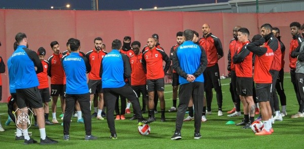 Córdova se dirige al grupo de jugadores (Foto: Al-Rayyan)