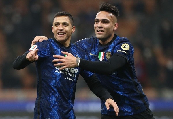 Alexis y Lautaro pelean por un puesto en la delantera (Getty)