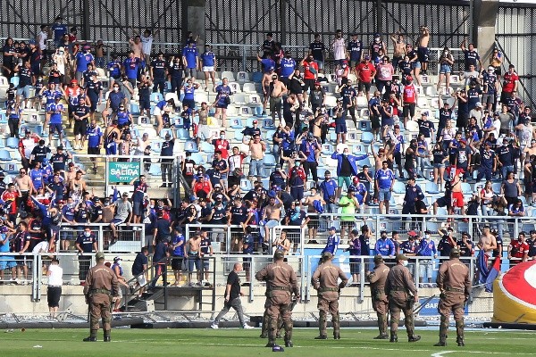 Hinchas de Universidad de Chile invadieron la cancha el torneo pasado después de caer ante Curicó Unido. (Foto: Agencia Uno)