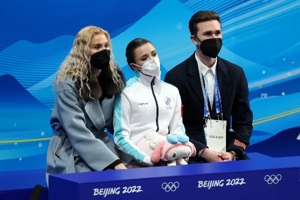 Valieva con sus entrenadores Eteri Tutberidze y Daniil Gleikhengauz tras la competencia de hoy. (Getty Images)