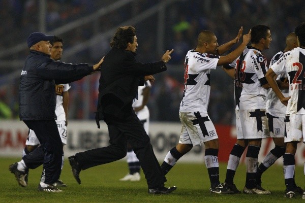 Costas y el plantel de Alianza Lima corriendo sobre el juez del encuentro. Foto: Getty