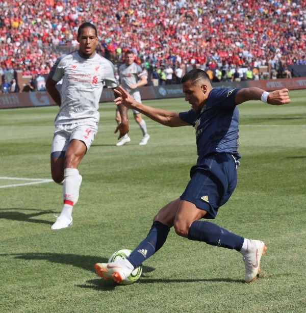 Alexis y Virgil enfrentándose en un amistoso en EE.UU. que ganó Liverpool, pero no cuenta como registro oficial (Getty)