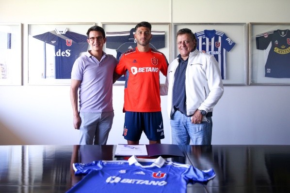 Álvaro Brun ya posó junto a Luis Roggiero y su representante en el Centro Deportivo Azul con la camiseta del Romántico Viajero. (Foto: Universidad de Chile)