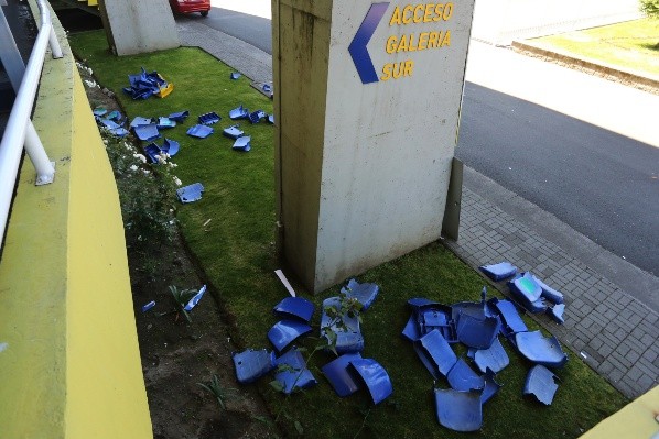 Gran nivel de destrucción dejó el enfrentamiento entre hinchas albos y cruzados en la Supercopa. (Foto: Agencia Uno)