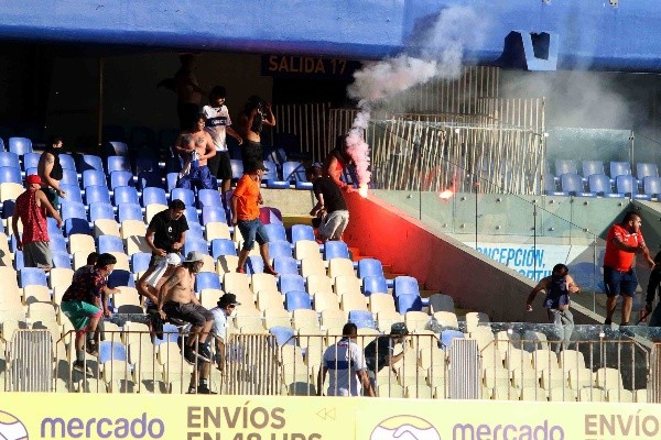 Hinchas de Universidad Católica y Colo Colo se enfrentaron en las galerías del estadio Ester Roa mientras se jugaba la Supercopa. (Foto: Agencia Uno)