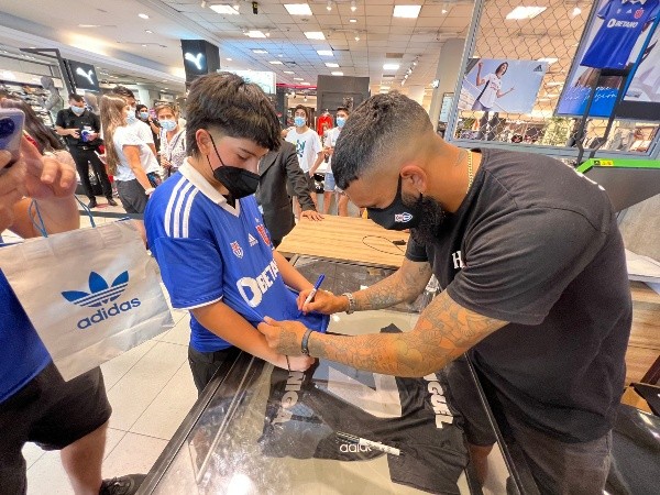 Ronnie Fernández compartió con los hinchas y firmó varias camisetas en la tienda Adidas. (Foto: Sebastián Munizaga)