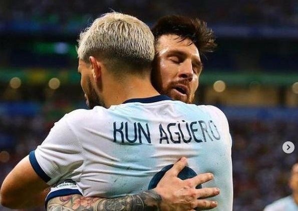 El Kun le prestó el clóset completo a su amigo Messi tras la ola de golpes de la prensa francesa.
