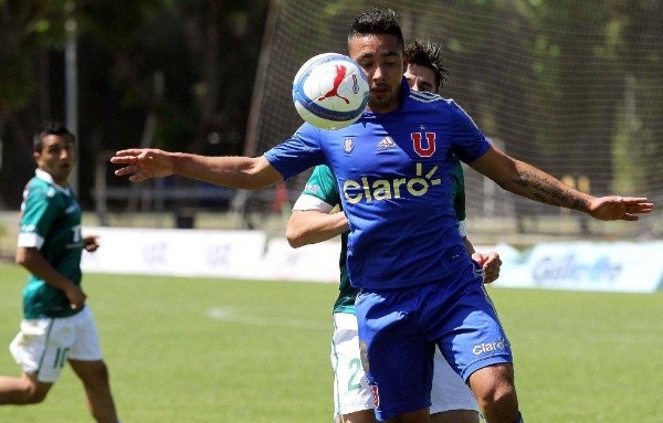 Foto de Cerezo defendiendo la camiseta de Universidad de Chile por el Fútbol Joven.