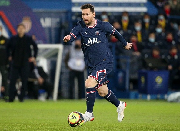 Messi se ganó todos los golpes de la prensa local tras perderse un penal ante el Madrid.