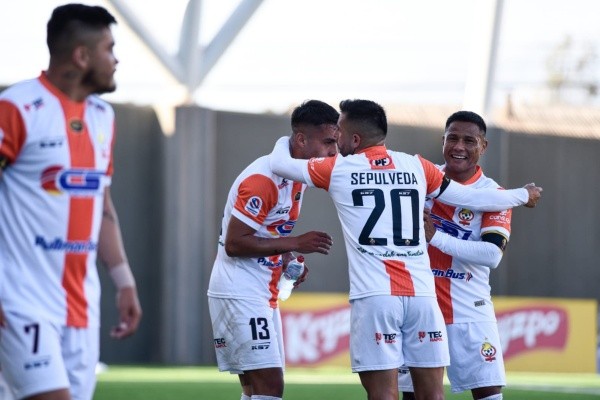 Cobresal suma dos triunfos como visitante. Ahora venció por 0-2 a Unión La Calera. Foto: Agencia Uno