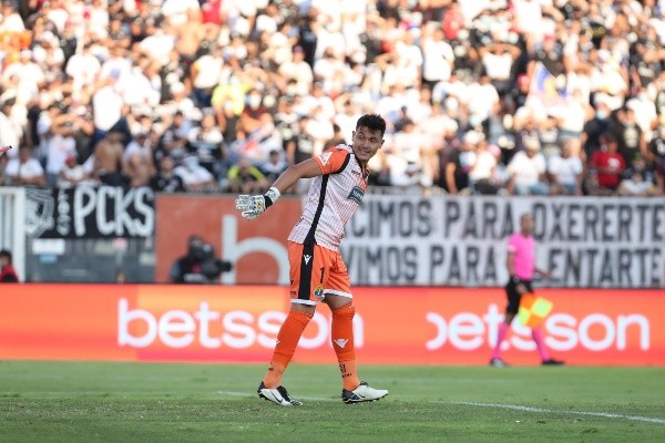 Muñoz vivió momentos de mucha tensión con la barra de Colo Colo detrás. (Foto: Agencia Uno)