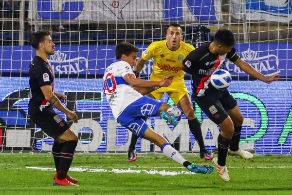 La UC derrotó a Curicó con asistencia de Diego Buonanotte, que vino con magia desde la banca.