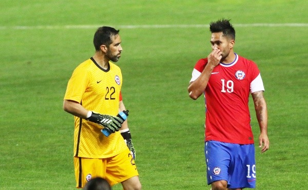 Claudio Bravo utilizó el dorsal 22 de la selección chilena en homenaje al eterno Mario El Gato Osbén