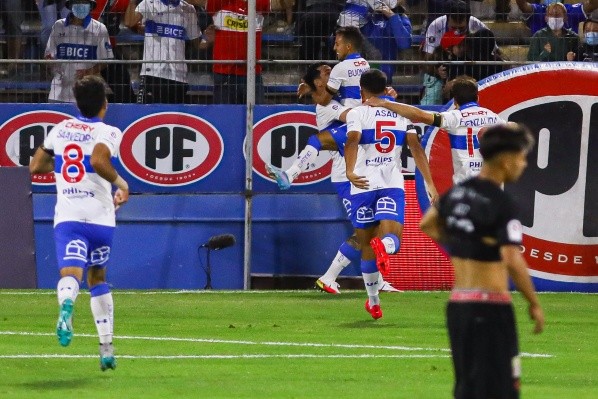 Asad tuvo una breve pero destacada participación con la camiseta de Universidad Católica. Fue parte de la jugada para el gol del triunfo, pero solo jugó 13 minutos y tuvo que salir por lesión. (Foto: Agencia Uno)