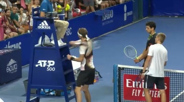 Zverev fue descalificado por darle duros golpes con su raqueta a la silla del juez.