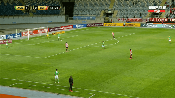 Fabián Torres hizo un raro saque de arco. (Foto: Captura Espn)